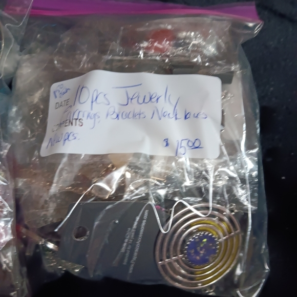 Paparazzi Jewelry. 10+ pcs per bag - Picture 4 of 9